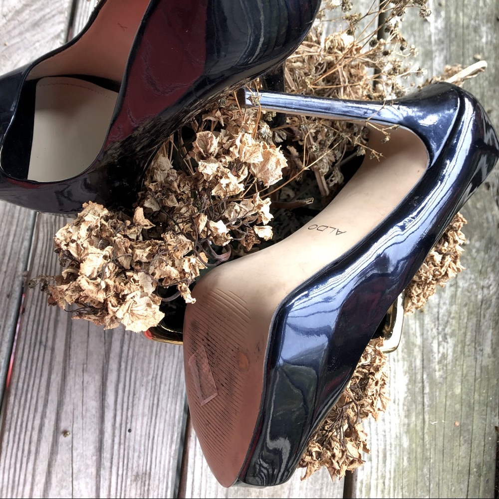 Lay it Ms heels in navy patent